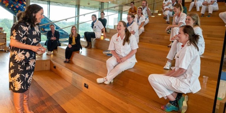 Burgemeester maakt buiging voor verpleegkundigen