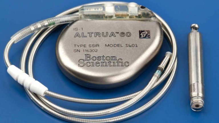 De klassieke pacemaker met rechts ernaast de draadloze pacemaker. Foto: AMC Hartcentrum