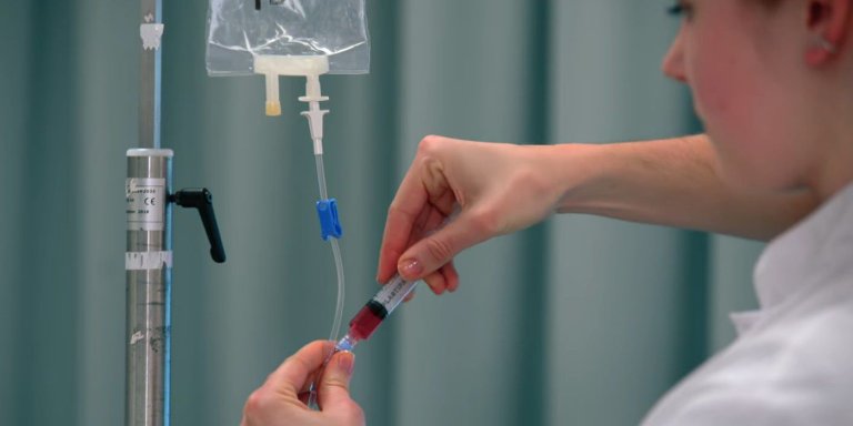 Duurzaam infuusgebruik: minder afval en CO₂, goedkoper &eacute;n beter voor pati&euml;nt en verpleegkundige