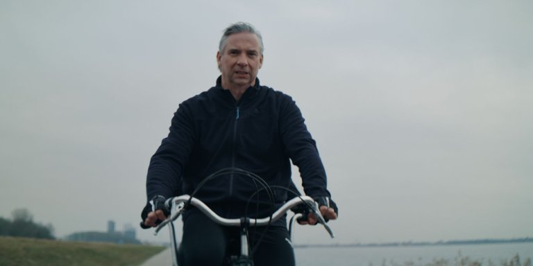 Leo wandelt en fietst voor alzheimer