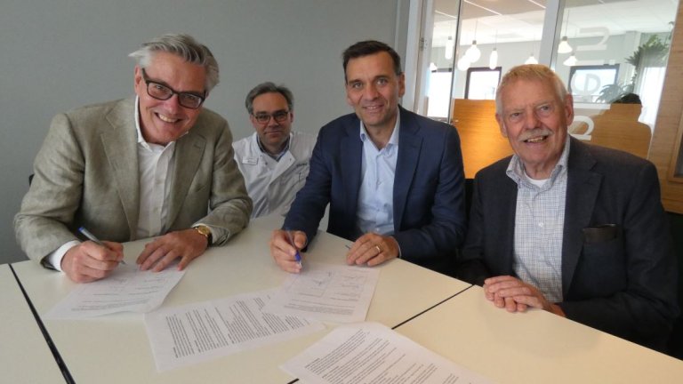 Van links naar rechts: Geert Kazemier (directeur Stichting CCA), Philip de Witt Hamer (neurochirurg), Sander van der Laan (voorzitter Stichting CCA), Kees Storm (bestuurslid Stichting CCA)