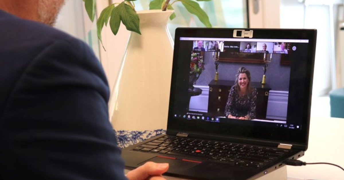 Queen Maxima in conversation with psychiatrists