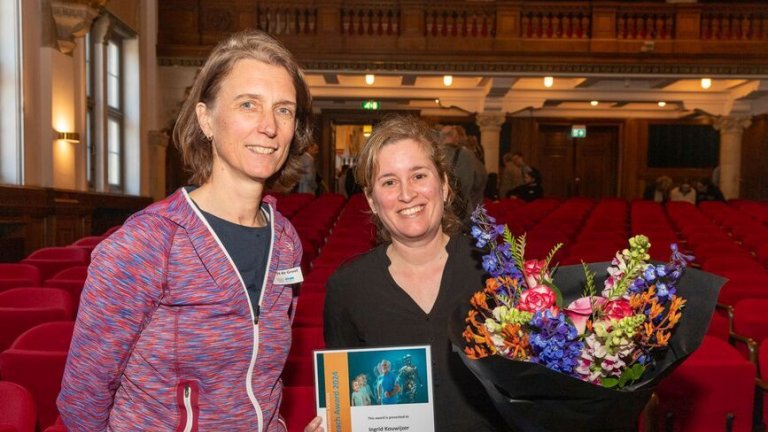 Winner of the AMS Societal Outreach Award Ingrid Kouwijzer (right), with her colleague Sonja de Groot.