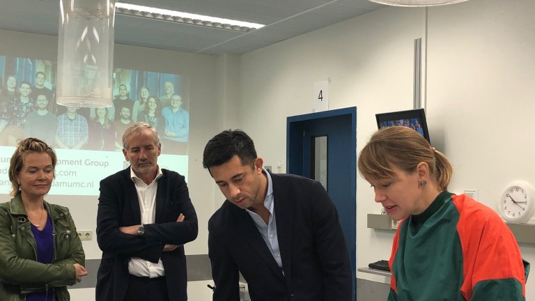 Wethouder Alexander Scholtes (2de van rechts) kreeg vandaag ook een rondleiding op de Spoedeisende Hulp en bij de Foetale Biobank, waar onderzoek wordt gedaan naar de prilste fase van het leven.   