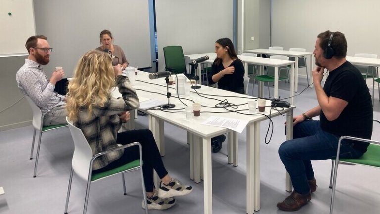 Van links naar rechts: Lincy Eppinga (student),  Geert Schenk (neurowetenschapper), Marjolein Pouw (studieadviseur), Dachel Seeratan (student) en podcastmaker Bert ter Hoeve.