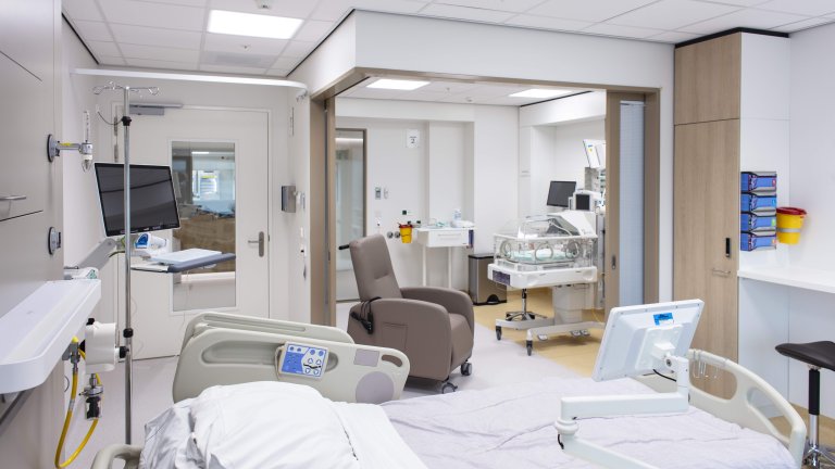 De kamer waar de zieke moeder en haar kind samen verzorgd worden is zodanig ingericht dat ze elkaar altijd kunnen zien.