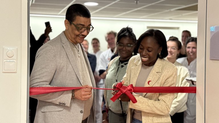 Jörgen Raymann (l), ambassadeur van het Sikkelcelfonds, was bij de officiële opening van het VIP-bed in Amsterdam UMC, op dinsdag 14 oktober.