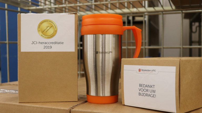 Medewerkers kregen van de Raad van Bestuur een bedankje voor hun inzet.