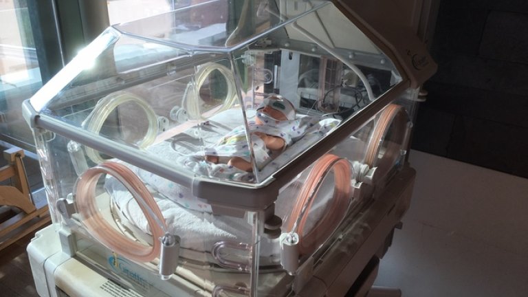 Couveuse met speelgoedpop