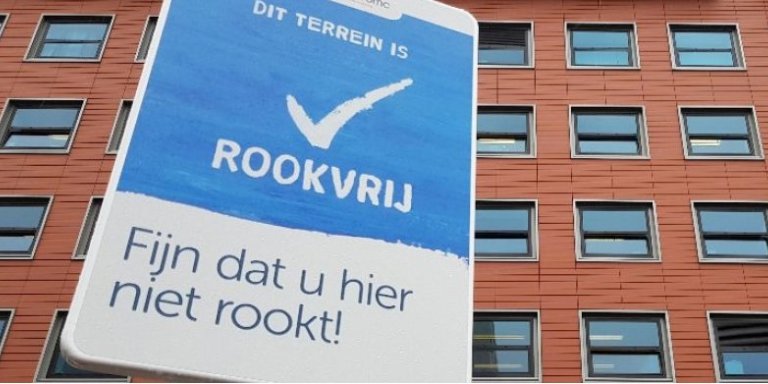Terreincoaches informeren publiek over rookvrij Amsterdam UMC