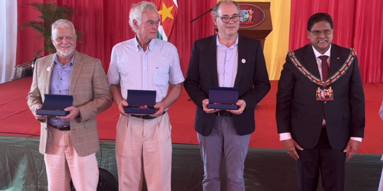 Kinderhartspecialisten CAHAL ontvangen hoogste Surinaamse onderscheiding