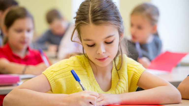 Kinderen geboren na ingeleide bevalling scoren later lager op schooltest