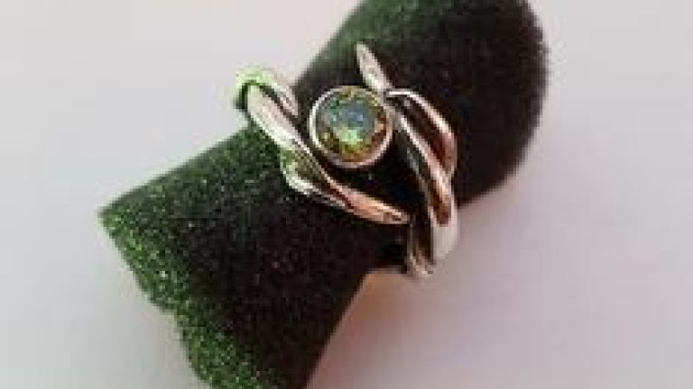 Resul Karabulut, baliemedewerker bij het Verloscentrum, stel een serie sieraden ten toon. “Rond mijn tiende ben ik begonnen met kralen rijgen. Later ben ik een Goudsmits-opleiding gaan volgen en dit doe ik nog steeds in mijn vrije tijd. Ook maak ik sieraden van kralen en touw.”