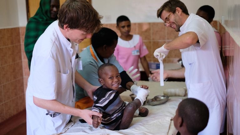 Thom Hendriks (rechts) aan het werk in Tanzania
