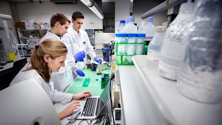 Researchers working in the lab. Left to right: Hilde Herrema (PI), Torsten Scheithauer, Koen Wortelboer