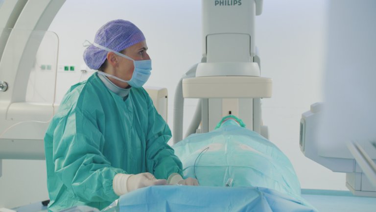 De neuro-interventie-radioloog verwijdert met behulp van een katheter die via de lies naar binnen wordt geschoveneen bloestolsel in de hersenen.