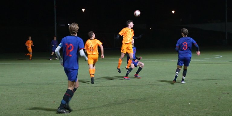 Amateurvoetballer heeft na koppen tijdelijk hersenschade-biomarker in het bloed