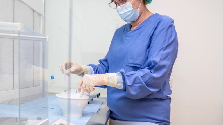 Magistrale bereiding van een medicijn: grondstoffen en hulpstoffen worden gemengd in een beker met stamper.