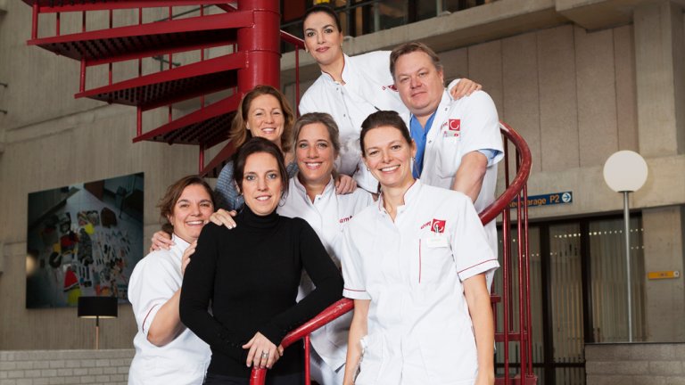 Op de grond staan Meriam (l), Susanne en Gwenda (r), daarboven staan Angelique (l), Barabara en Marc (r) en helemaal bovenaan zie je Fatia.