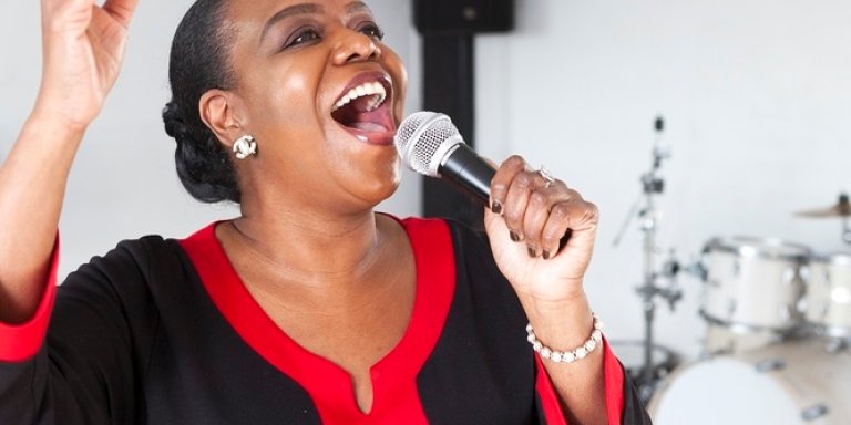 Baliemedewerkster wint zangwedstrijd RTL 4