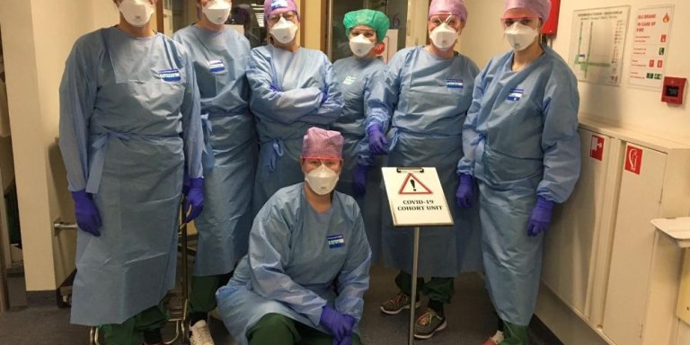 De schouders eronder