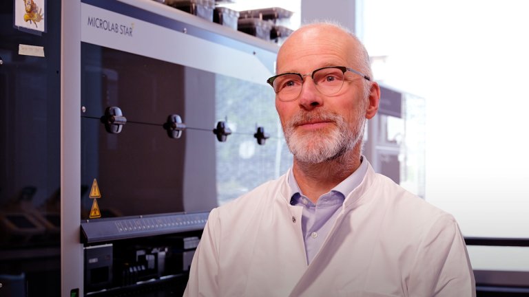 Erik Sistermans van Amsterdam UMC stond aan de basis van de NIPT, de bloedtest voor zwangeren die informatie geeft over het ongeboren kind. Hij ontving hiervoor een prijs.