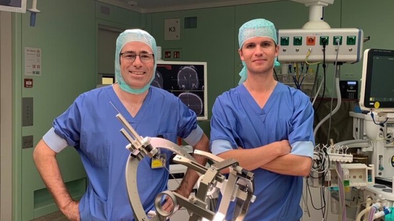 Hisse Arnts (rechts) en Pepijn van den Munckhof voordat ze een deep brain stimulation gaan uitvoeren.