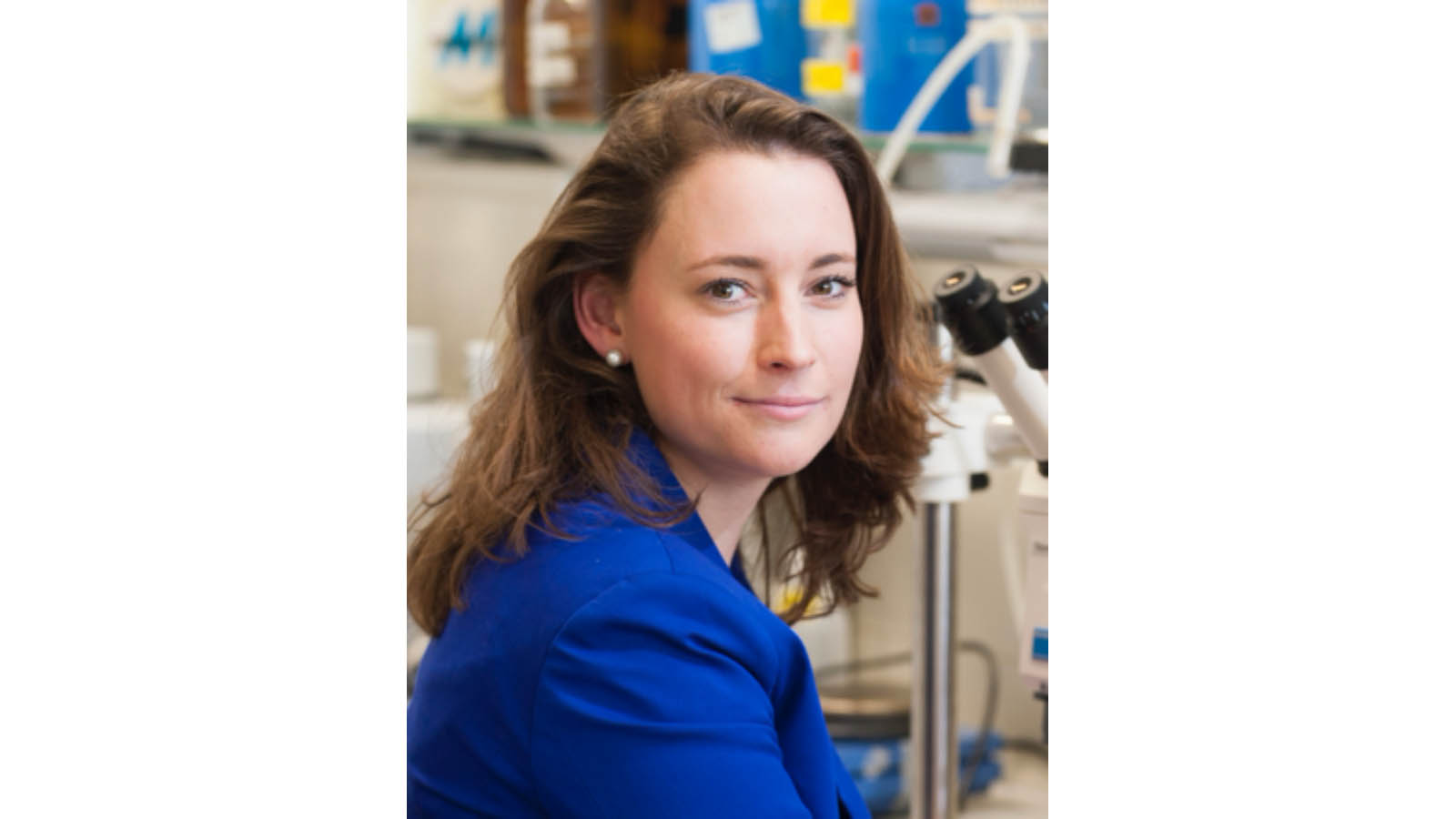 Picture of postdoc researcher Inge Mulder in the lab