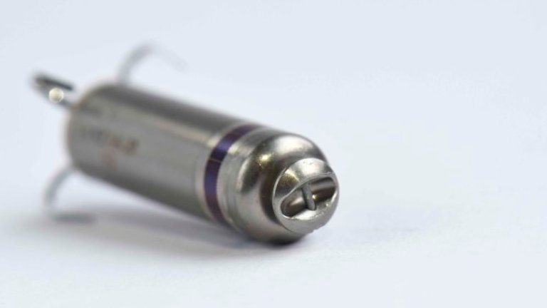 Close up van de draadloze pacemaker. Foto: Fleur Tjong