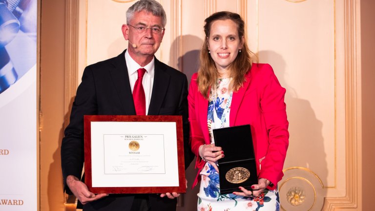 Dr Frances de Man Prix Galien Research Award winner 2022 receives the certificate and medal from Prof Koos Burggraaf (photo: Niels Brouwer)