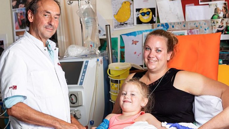 Jaap Groothoff met een patiëntje dat dialyse krijgt.