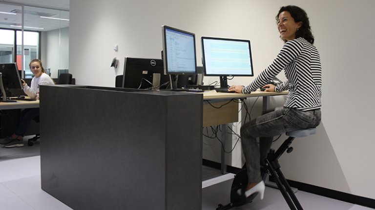 Heijboer probeert de bureaufiets uit