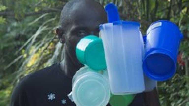 Roosje Verschoor, managementassistent bij Stichting Zorgevalauatie, stuurde maar liefst 3 verschillende projecten in. Een daarvan is de fotoserie Deh Watta Kissi Mi. “De foto’s laten de schoonheid van Tupperware zien in de omgeving van Botopasi (Midden-Suriname). Zo wilde ik het romantische beeld dat we in het Westen hebben van ‘leven in de natuur’ blootleggen.”