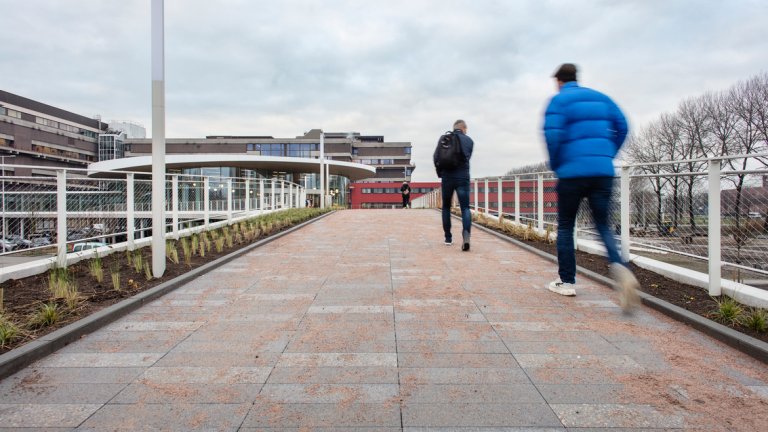 De lange brug leidt voetgangers rechtstreeks naar de centrale hal. Foto's: Gerritjan Huinink