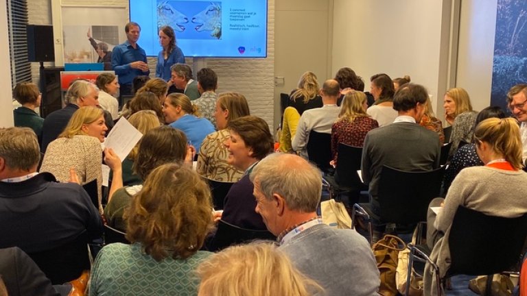 Claire Loots geeft een workshop.