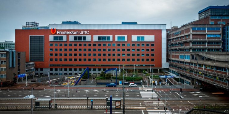 Nieuwe logo op gebouw Amsterdam UMC aan Zuidas