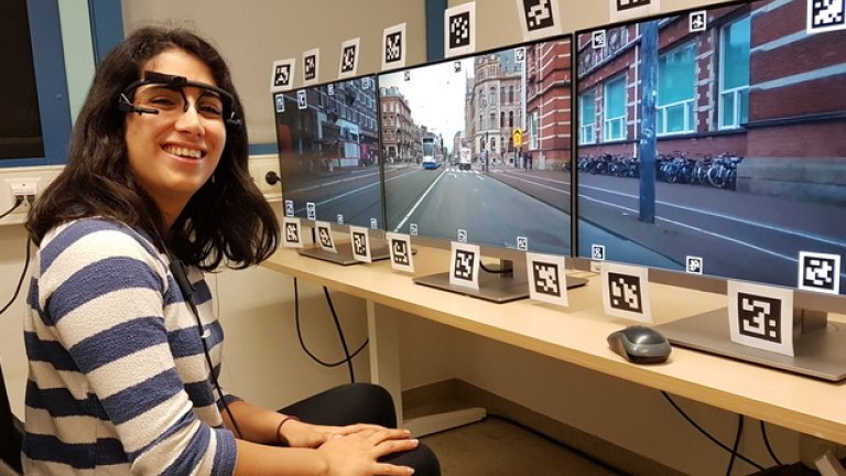 Yasmin Faraji met de eyetracker.
