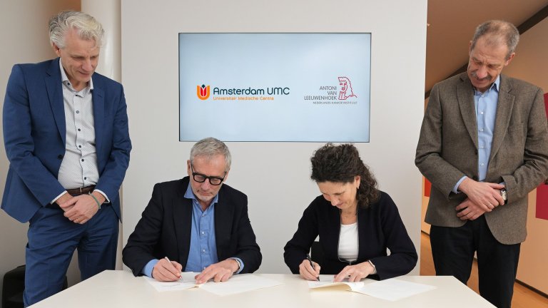 Onder toeziend oog van de 2 bestuursvoorzitters ondertekenen Mark Kramer (Amsterdam UMC, links) en Jacqueline Stouthard (rechts, AVL) de intentieverklaring.