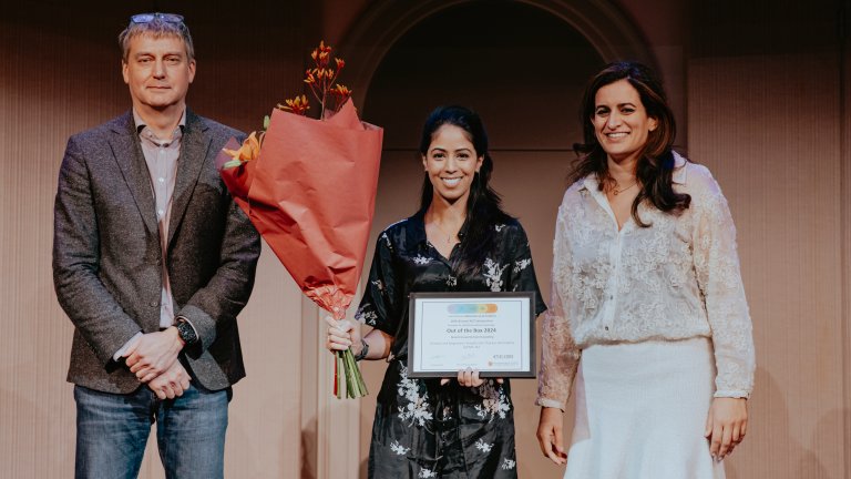 Nimrat Grewal receiving the award from ACS directors Ronak Delewi and Menno de Winther
