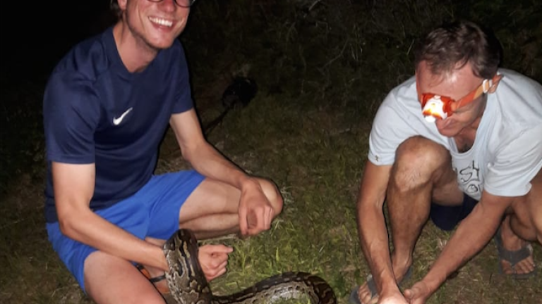 "Op de boerdderij naast mijn caravan, 30 minuten rijden van het Tonga Hospital."