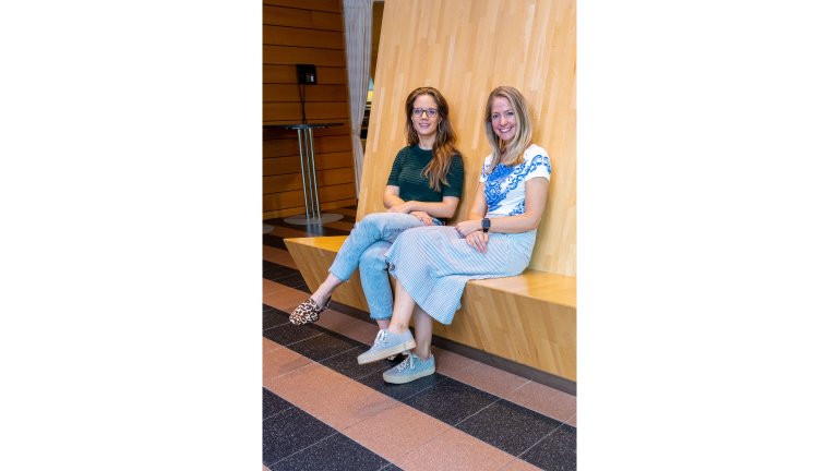 Picture of Eva Strijbis and Zoe van Kempen at the hallway of MS center Amsterdam