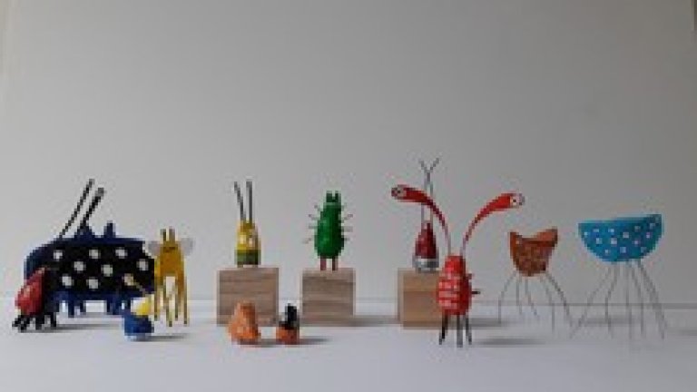Marianne Schurink, analist Medische Microbiologie-Virologie, maakt verschillende dingen van keramiek en papier papier. “De kleine insectjes heb ik gemaakt van papier (met stokjes, nietjes en/of ijzerdraad). De beelden die ik laat zien bij de expositie zijn van keramiek (gebakken klei) en geverfd.”