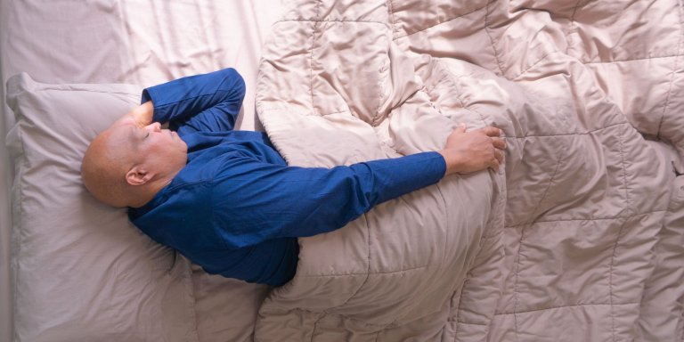 Slapen op linkerzij helpt tegen brandend maagzuur