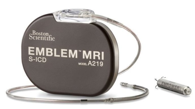 Een inwendige defibrillator (links) en een draadloze pacemaker zijn beide tegelijkertijd bij een patiënt geïmplanteerd.