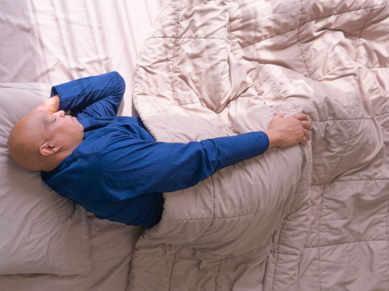 Slapen op linkerzij helpt tegen brandend maagzuur