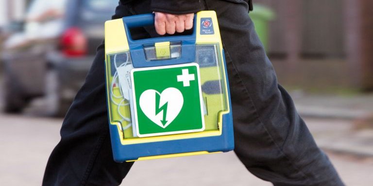 Betere overleving hartstilstand als ook brandweer, politie en burgerhulpverleners reanimeren  